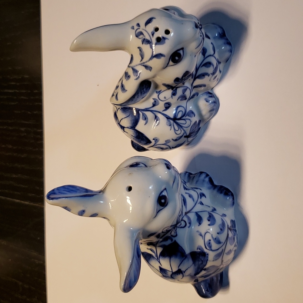 ANDREA BY SADEK SALT AND PEPPER SET.